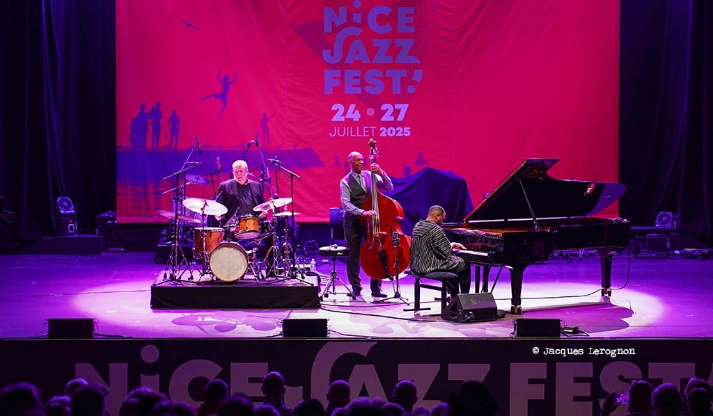 🎶 <a href="/nicejazzfest/">Nice Jazz Fest</a>  2025 – Jour 2 :
Charlie Chaplin sublimé par les Rosenberg, Charlie Parker célébré par Edouard Pennes &amp; Oscar Peterson revisité par Sullivan Fortner avant un final soul signé Jalen Ngonda
👉 lejazzophone.com/livereport-nic…
#livereport #nicejazzfest #njf2025 #jazzlive