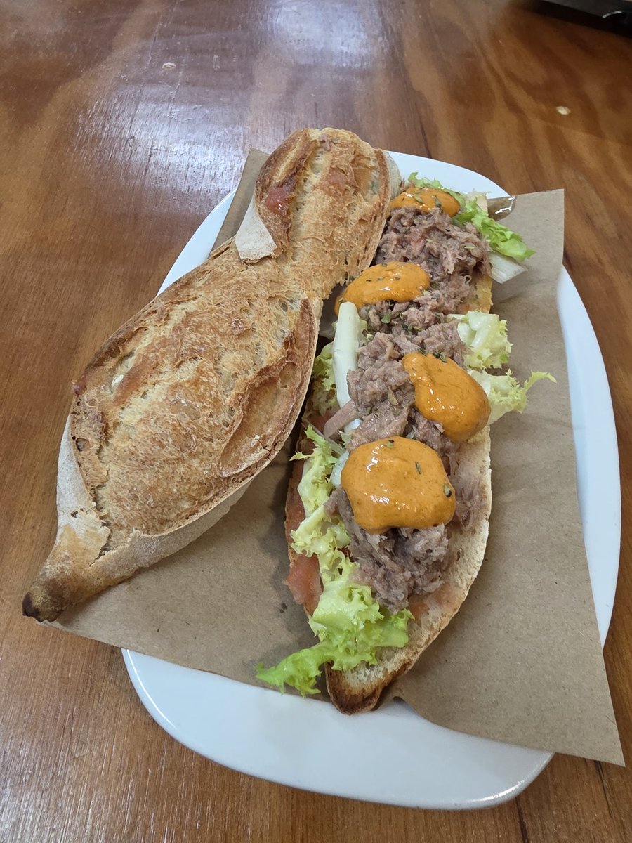 Bon dia per avui entrepà de tonyina amb escarola i romesco. Salut <a href="/DO_sants/">D.O. Sants</a> #entrepadeldia