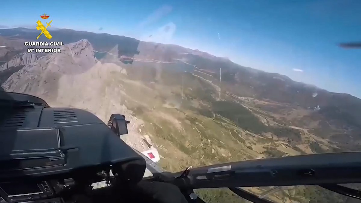 guardiacivil's tweet image. #RescatesGC | 🚁 Rescatado un montañero enriscado en el pico Gilbo (Riaño, León)

📍 A 1.679 m de altitud, bloqueado por rocas y riscos sin posibilidad de continuar el descenso.

👮 El #GREIM🧗 de Sabero y el helicóptero de la #UnidadAérea🚁 de León actuaron con rapidez,