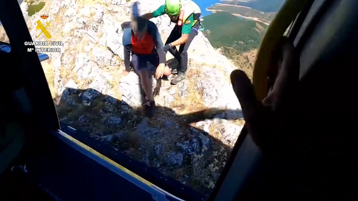 guardiacivil's tweet image. #RescatesGC | 🚁 Rescatado un montañero enriscado en el pico Gilbo (Riaño, León)

📍 A 1.679 m de altitud, bloqueado por rocas y riscos sin posibilidad de continuar el descenso.

👮 El #GREIM🧗 de Sabero y el helicóptero de la #UnidadAérea🚁 de León actuaron con rapidez,