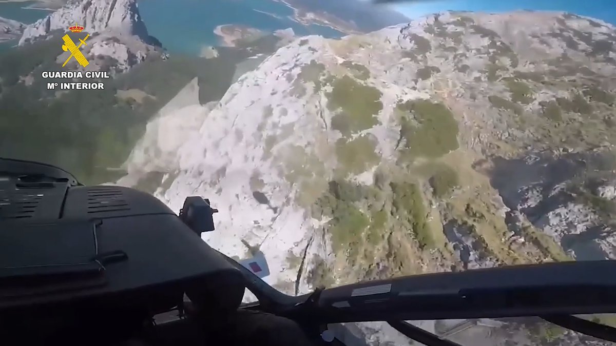 guardiacivil's tweet image. #RescatesGC | 🚁 Rescatado un montañero enriscado en el pico Gilbo (Riaño, León)

📍 A 1.679 m de altitud, bloqueado por rocas y riscos sin posibilidad de continuar el descenso.

👮 El #GREIM🧗 de Sabero y el helicóptero de la #UnidadAérea🚁 de León actuaron con rapidez,