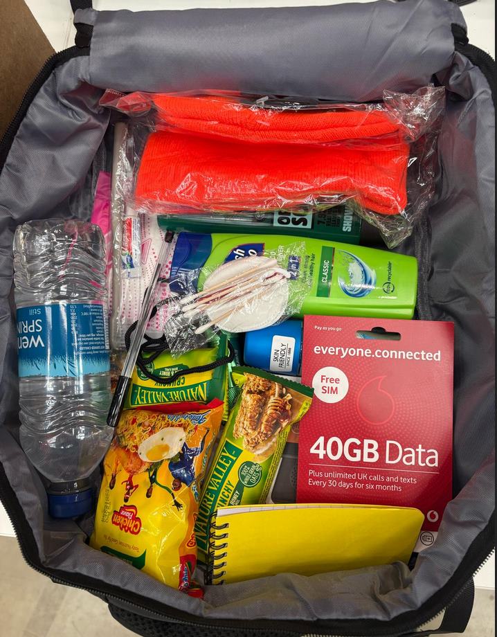The team at Amazon Daventry have supplied Northants Police with 30 free emergency essentials kits for people fleeing domestic abuse. The kits contain new mobile phones with credit, toiletries, non-perishable snacks, emergency children's items. orlo.uk/T4rnY