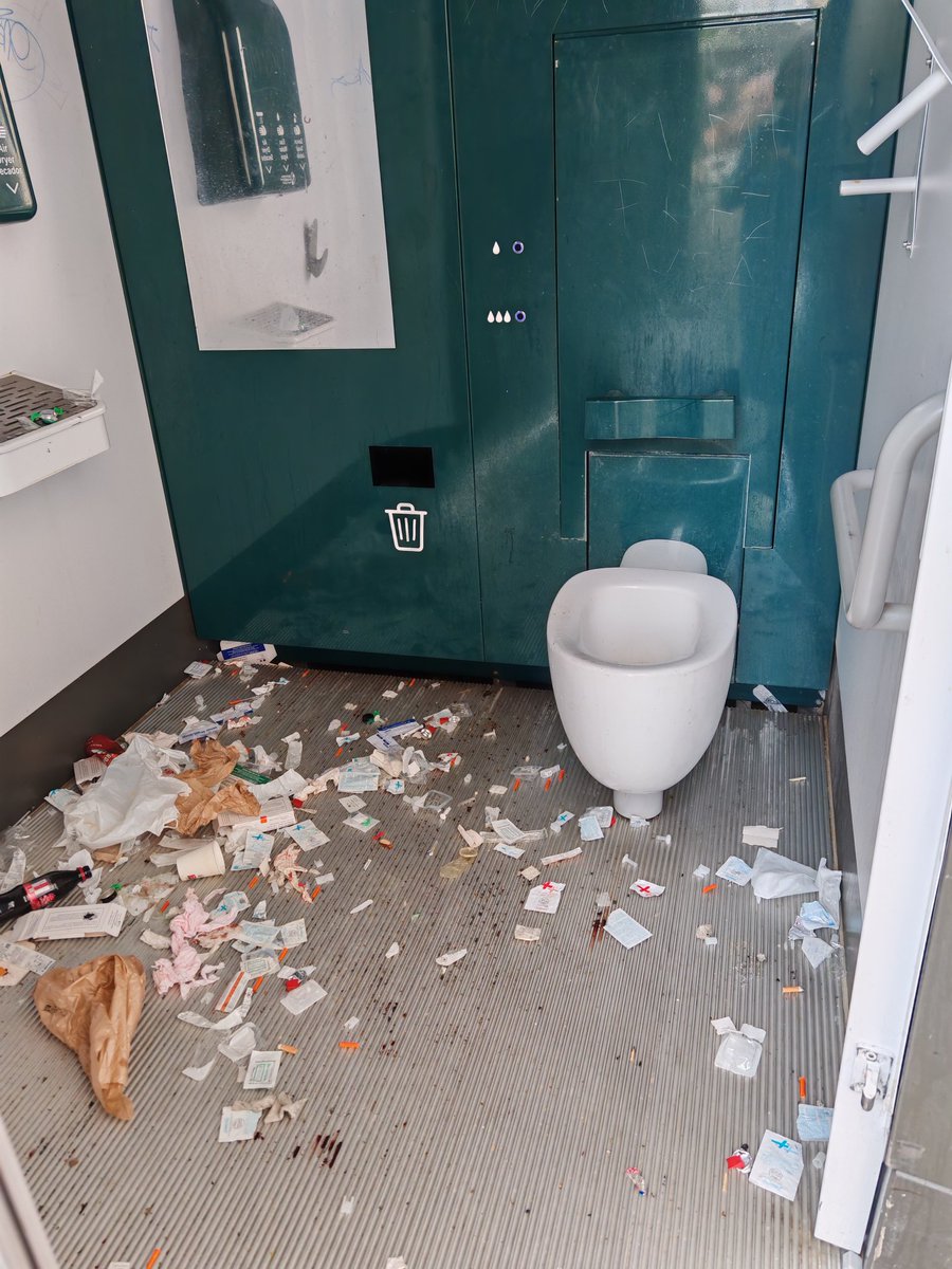 Ce qui n'a pas été montré hier au ministre <a href="/yannickneuder/">Dr. Yannick Neuder</a> lors de sa visite à la salle de conso #HSA : la sanisette, transformée en salle de shoot et dépotoir à 💉et déchets d'injection.
Photos de ce matin.
On comprend que les agents du nettoyage baissent les bras ! 
Stop #HSA !