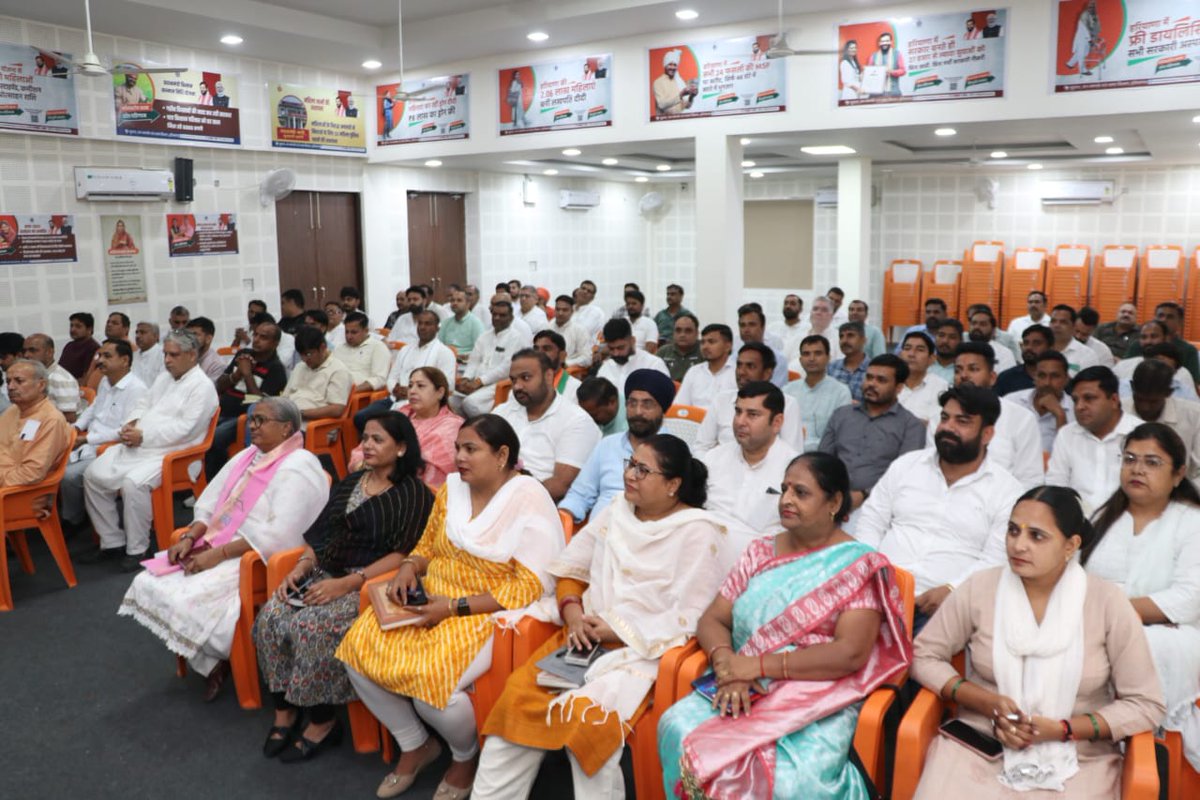 प्रदेश अध्यक्ष श्री मोहन लाल बड़ौली जी ने आज करनाल के "कर्ण कमल" भाजपा कार्यालय में जिला पदाधिकारी, मंडल अध्यक्ष और महामंत्री की एक महत्वपूर्ण संगठनात्मक बैठक में शामिल होकर भाजपा हरियाणा के सम्मानित सदस्यों को संबोधित किया। इस बैठक की अध्यक्षता जिला अध्यक्ष श्री प्रवीण लाठर जी