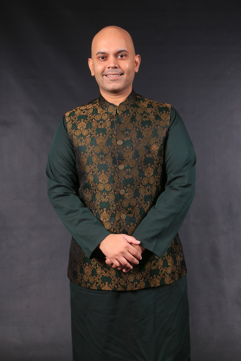 [On Air] Lunch Break with Varshan Sookhun Monday to Friday,from 12h30 - 15h00 
A contemporary magazine show incorporating entertainment, arts &amp; theatre, trailblazing guests, and a strong community focus. 
 
🍱🍝🎥🥛☕ 
 
#LotusFM #sharetheexperience #LunchBreak