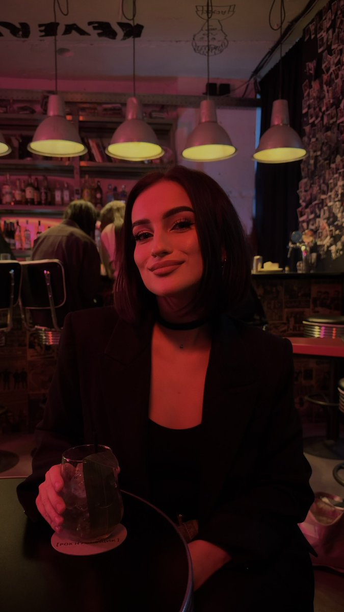 Сегодня у меня праздник! Я зарегалась в тви в 2013 году, когда мне было 14 лет, и вот спустя столько времени у меня 10K подписчиков — невероятно! Огромное спасибо всем людям, которые появились в моей жизни благодаря этой платформе! 
Я очень вас люблю, обнимаю и целую в нос✨🍓