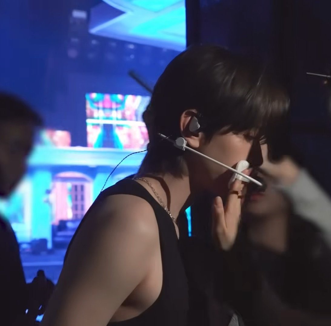 It’s always the 음악방송 behind….. this is FAWKING DANGEROUS i told y’all it’s a health condition!!! 🫩