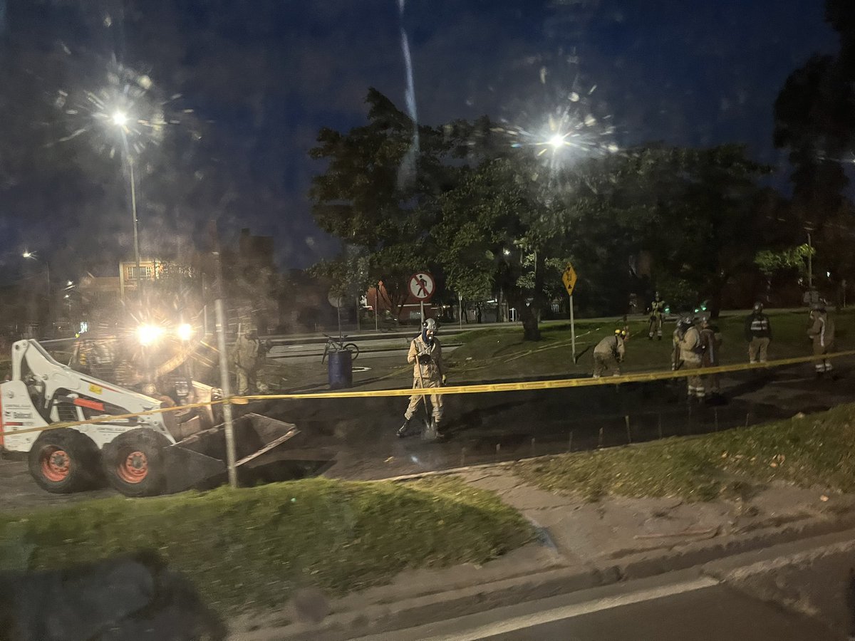 NickAya18's tweet photo. @CarlosFGalan este pendejo durmiendo de lo lindo, como siempre, mientras que los que vamos de sur norte por la Av boyaca,  llegamos tarde al trabajo, gracias por la maravillosa 🙄gestión del alcalde de 5ta que tenemos. ¿Que es, otro innecesario “policía acostado”?. 🤬 https://t.co/euF9hgEhpX