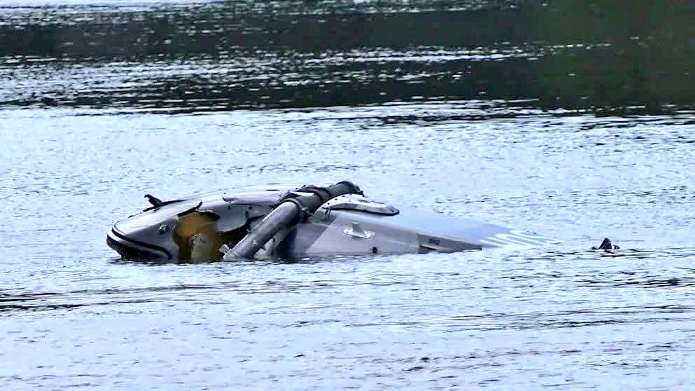 #AccidenteAéreo mortal de un helicóptero militar #Eurocopter #EC135 P2+ (D-HCDL), vuelo #STLON82 de #Luftwaffe, operado por #HelicopterTechnik, en el Río #Mulde, cerca de #Grimma #Leipzig #Alemania 🇩🇪. 3 ocupantes muertos. Despegaron desde #Holzdorf (ETSH). 3 muertos. 29-07-25