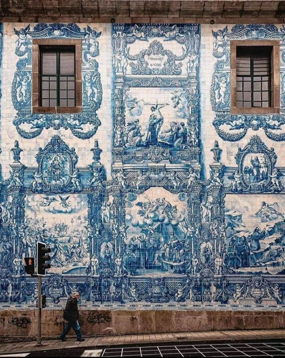 Capela das Almas- Porto, Portogallo

Costruita nel XVIII secolo (Cappella delle Anime) deve la sua particolarita` alle 15.947 piastrelle blu (azulejos) che ricoprono le pareti esterne. (1929) e raffigurano  momenti salienti  della vita di San Francesco d'Assisi e Santa Caterina.
