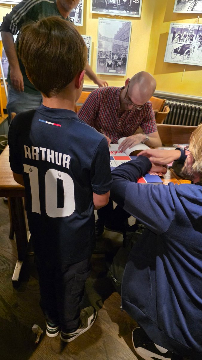 Rubytv's tweet image. A celebration of the legendary Paris Saint-Germain players— Dembélé, Donnarumma, Hakimi, Pacho, Vitinha, Kvaratskhelia, Doué, Neves and the entire PSG team, 2025 European champions. By Philippe Goguet. Published by @EditionMarabout

marabout.com/livre/merci-pa…