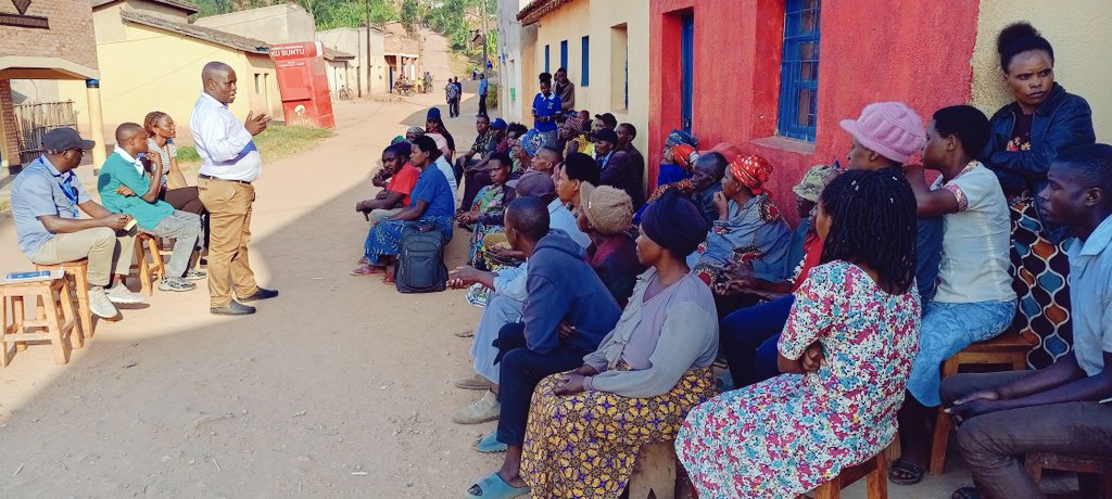 GITWE District Hospital (@hospitalgitwe) on Twitter photo Umuyobozi Mukuru wa <a href="/HospitalGitwe/">GITWE District Hospital</a> yasuye abaturage bo mu #Kinihira mu kagali ka Gitinda bivuriza kuri #Muremure bamugezaho ibitekerezo birimo no kubegereza serivisi zo kubavura amenyo kuko bagorwa no gukora ibirometero bisaga 42 bajya gusaba serivisi ku bitaro bikuru. Umuyobozi Mukuru wa <a href="/HospitalGitwe/">GITWE District Hospital</a> yasuye abaturage bo mu #Kinihira mu kagali ka Gitinda bivuriza kuri #Muremure bamugezaho ibitekerezo birimo no kubegereza serivisi zo kubavura amenyo kuko bagorwa no gukora ibirometero bisaga 42 bajya gusaba serivisi ku bitaro bikuru.