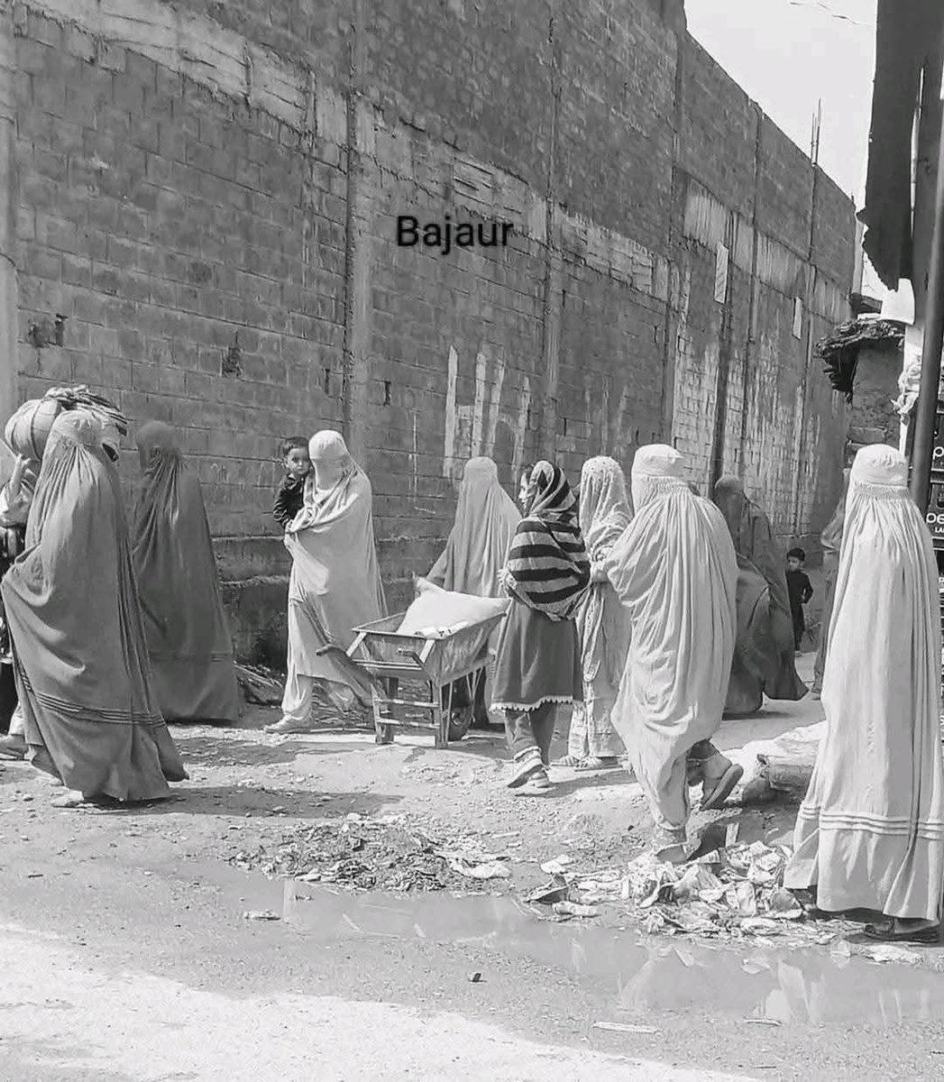 khattak_Zalanda's tweet image. خوف، آنسو، اور بے بسی—وہ سب کچھ چھوڑ کر جا رہے ہیں جو ان کا تھا۔
یہ مناظر صرف نقل مکانی نہیں، ایک کرب کی داستان ہیں۔
#Displacement #PashtunSufferings