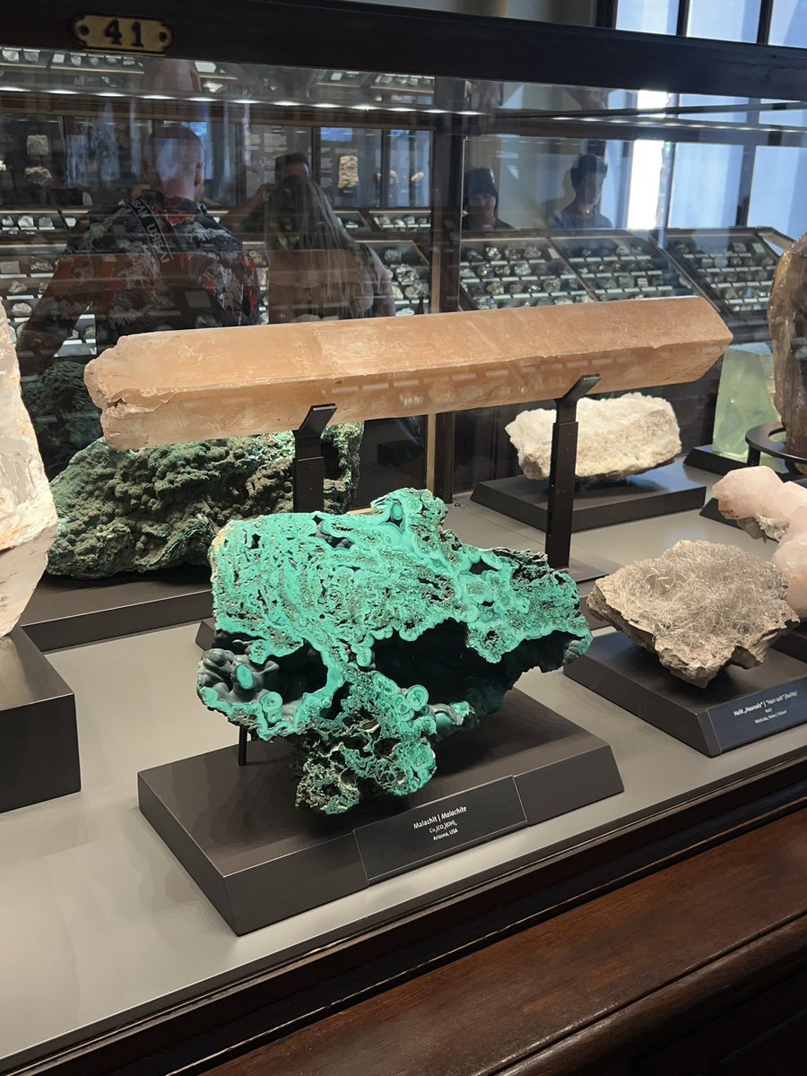 트친분들중에 원석하시는 분들도 꽤 잇엇던 것 같은데 오스트리아 빈에 가게 된다면 꼬옥 자연사 박물관에 가보시길……. 전시관 몇개를 꽉꽉 채운 엄청난 분량의 보석 원석들이 잇음……. 공룡보러왓다 돌에 영혼 뺏김