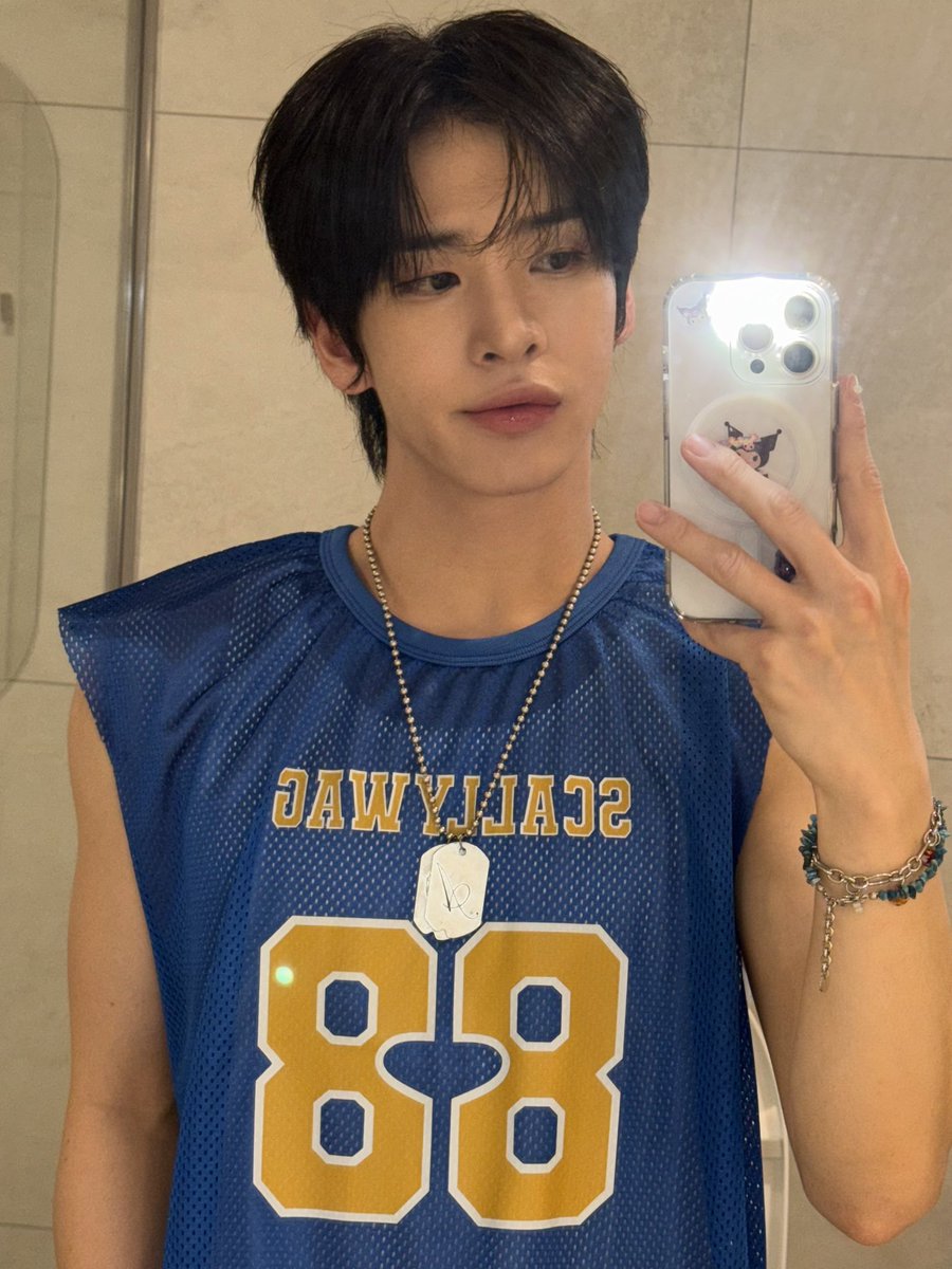 CRAVITY_twt's tweet photo. 러비티 마음 속으로 Divin’~ 💦🫧
#앨런 #워터뮤직풀파티 https://t.co/hSSix2hlUt