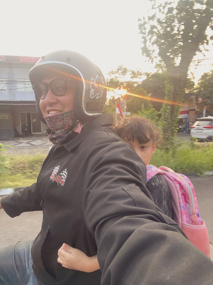 ardityobaguss's tweet image. sore ku hari ini sangat mewah. 
bisa curi jemput anak di les-lesan sebelum lanjut meeting performance kantor. ekspresi nya dia waktu tau bapak nya yg jemput sangat priceless :)
semoga sore hari kawan-kawanku hari ini juga menyenangkan!