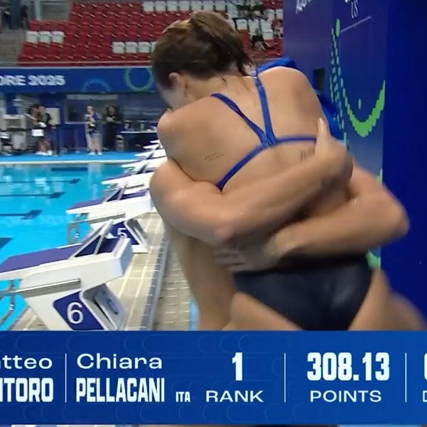 Maghi_98's tweet photo. CE L’AVETE FATTA CHIARA E MATTEO CE L’AVETE FATTAAAA QUESTO ORO È TUTTO TUTTO VOSTRO BRAVISSIMI E BELLISSIMI GRAZIE RAGAZZI SIETE I CAMPIONI DEL MONDOOOOOOO!!!!!! #AQUASingapore2025 https://t.co/c6jccgJSTE