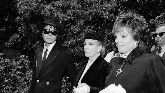 ☆July 30,1986-Michael attends the funeral of director Vincente Minnelli, in Forest Lawn, with his daughter Liza and his widow Lee.
