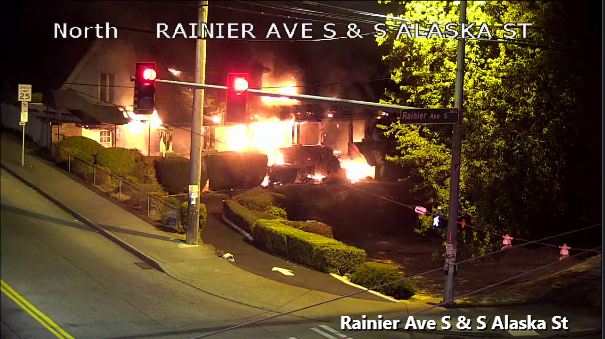 Rainier Ave S＆S Alaska St.での火災の建設は、代替ルートを求めています。