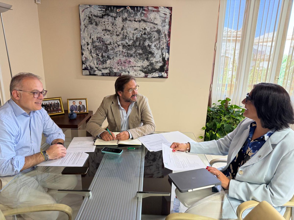 El delegado del Gobierno <a href="/agranados6957/">Antonio Granados</a>, acompañado por la delegada de <a href="/EducaAnd/">Consejería Desarrollo Educativo y FP</a> <a href="/MariaJoseBaza/">Maria Jose Martin</a>, se reúne con el alcalde de Baza, Pedro Justo Ramos, para abordar las necesidades y prioridades del municipio