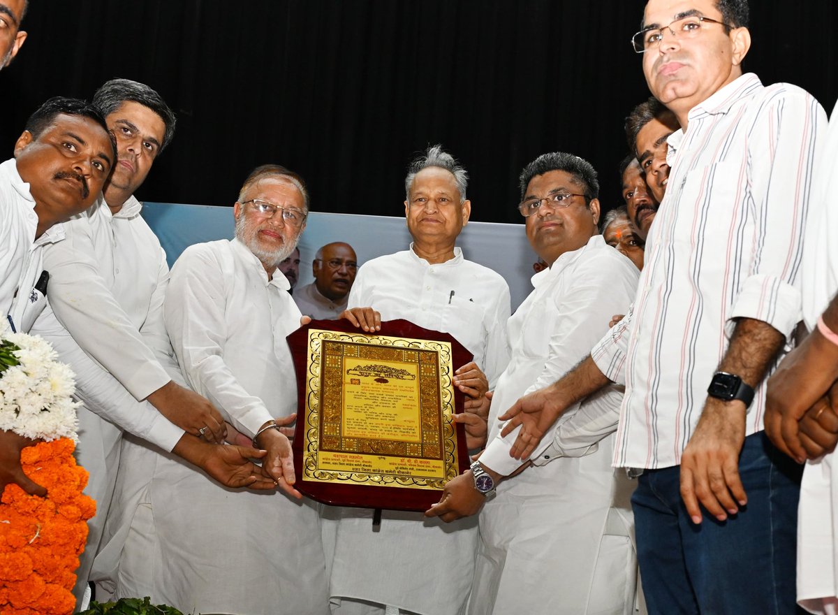 आज बीकानेर में कांग्रेस की "संविधान बचाओ रैली" में भाग लिया। हमारा संविधान ही हमारे लोकतंत्र की आत्मा है। इसे सुरक्षित रखना हर जागरूक नागरिक का कर्तव्य है। हमारे नेता श्री राहुल गांधी एवं श्री मल्लिकार्जुन खड़गे की अगुआई में हर कांग्रेसी संविधान की रक्षा के लिए प्रतिबद्ध है।

जय