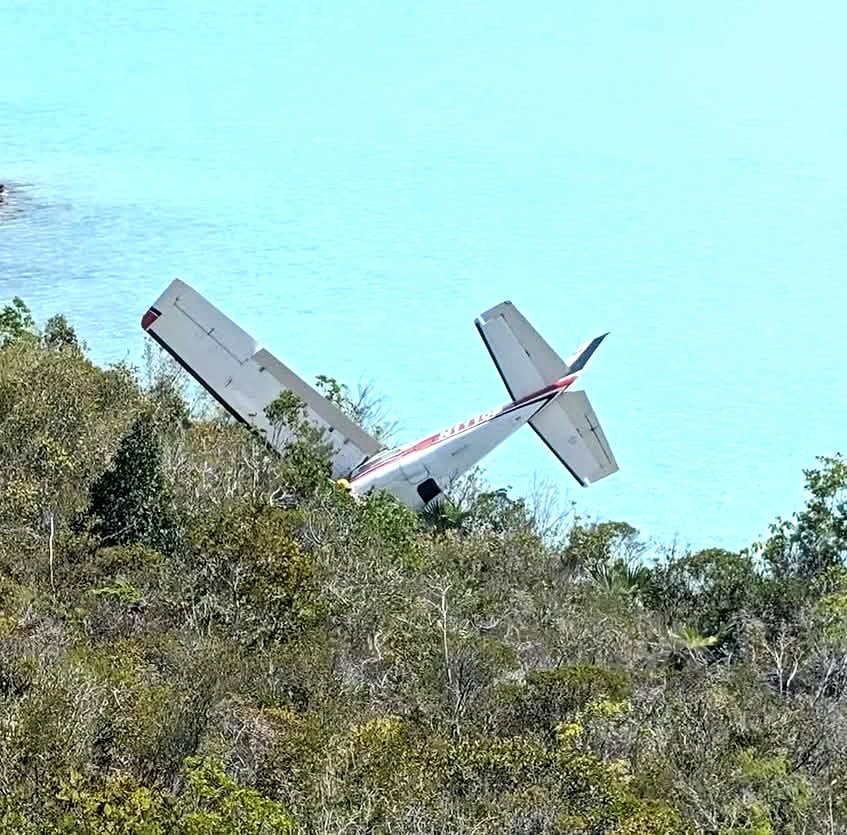 #AccidenteAéreo mortal de #Cessna210L Centurion (N1110S) en aproximación al Aeropuerto de Islas Providenciales Turks y Caicos (PLS/MBPV) #EEUU 🇺🇸. 2 ocupantes. 1 fallecido. Otro herido grave. Bajo investigación. Despegaron desde Hollywood/North Perry, #Florida. 1 muerto. 29-07-25