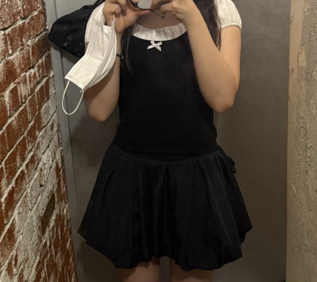 오직 내일을 위해 평소에 잘 입지도 않는 치마를 샀어요…