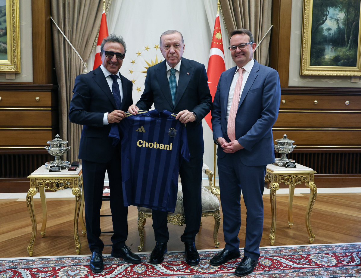 Cumhurbaşkanımız Sayın Recep Tayyip Erdoğan, stadyum isim hakkı ve Futbol A Takımımızın Avrupa maçlarında forma göğüs sponsorumuz olan Chobani'nin Kurucusu ve CEO’su Hamdi Ulukaya'yı makamında kabul etti.

Hamdi Ulukaya, ziyaretin sonunda Cumhurbaşkanımız Sayın Recep Tayyip
