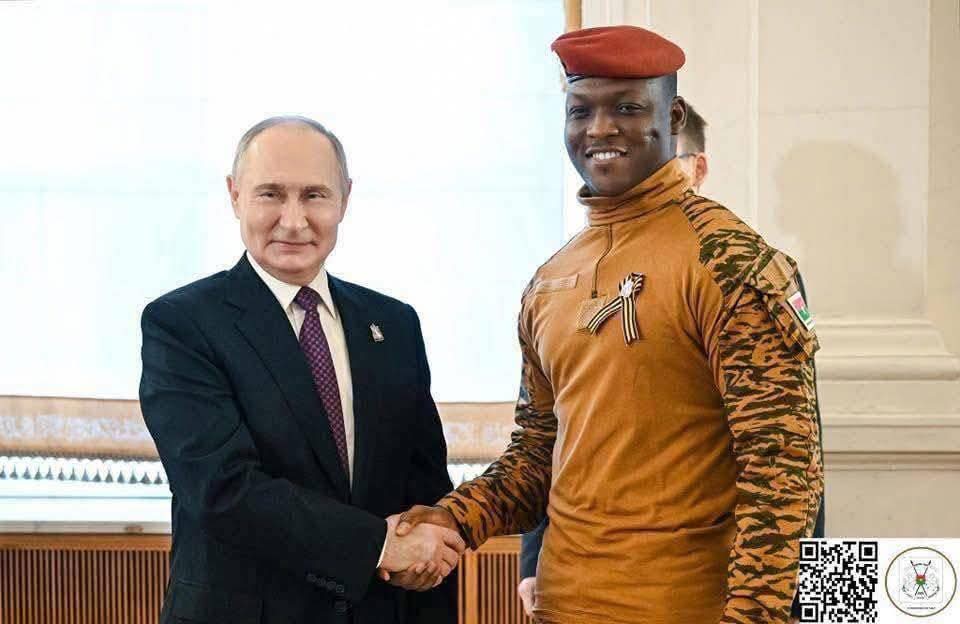 Prakash Timalsina (@prakashujyalo) on Twitter photo рдмреБрд░реНрдХрд┐рдирд╛ рдлрд╛рд╕реЛрдХрд╛ рд░рд╛рд╖реНрдЯреНрд░рдкрддрд┐ рдХреНрдпрд╛рдкреНрдЯреЗрди рдЗрдмреНрд░рд╛рд╣рд┐рдо рдЯреНрд░рд╛рдУрд░реЗ рдЕрд╣рд┐рд▓реЗ рд╕рд┐рдВрдЧреЛ рдмрд┐рд╢реНрд╡рдХреЛ рд░реЛрд▓рдореЛрдбрд▓ рд╣реБрди, рдЙрдирд▓реЗ резреж рд╣рдЬрд╛рд░ рдЯреНрд░рдпрд╛рдХреНрдЯрд░ рджрд┐рдПрд░ рдХреГрд╖рд┐рдорд╛ реи рдмрд░реНрд╖рдорд╛ рд▓рд╛рдЦреМрдВрд▓реЗ рд░реЛрдЬрдЧрд╛рд░реА рджрд┐рдП, рджреЗрд╢реИрднрд░реАрд╡рд╛рдЯ рдЬреЗрд╕рд┐рдмреА рд░ рдЯрд┐рдкреНрдкрд░ рдХреЗрдиреНрджреНрд░рд┐рдд рдЧрд░реЗрд░ рд░рд╛рддрд╛рд░рд╛рдд рд╕рдбрдХ рдмрдирд╛рдП ред
рдмрд┐рддрд░рдгрдореБрдЦреА рднрдиреНрджрд╛ рдкрдирд┐ рдпреЛрдЬрдирд╛ рдХреЗрдиреНрджреНрд░рд┐рдд рдЙрдирдХреЛ рддрд░рд┐рдХрд╛ рдЧрдЬреНрдЬрдм рдЫ рд▓рд╛рдЧреНрдпреЛред рдмреБрд░реНрдХрд┐рдирд╛ рдлрд╛рд╕реЛрдХрд╛ рд░рд╛рд╖реНрдЯреНрд░рдкрддрд┐ рдХреНрдпрд╛рдкреНрдЯреЗрди рдЗрдмреНрд░рд╛рд╣рд┐рдо рдЯреНрд░рд╛рдУрд░реЗ рдЕрд╣рд┐рд▓реЗ рд╕рд┐рдВрдЧреЛ рдмрд┐рд╢реНрд╡рдХреЛ рд░реЛрд▓рдореЛрдбрд▓ рд╣реБрди, рдЙрдирд▓реЗ резреж рд╣рдЬрд╛рд░ рдЯреНрд░рдпрд╛рдХреНрдЯрд░ рджрд┐рдПрд░ рдХреГрд╖рд┐рдорд╛ реи рдмрд░реНрд╖рдорд╛ рд▓рд╛рдЦреМрдВрд▓реЗ рд░реЛрдЬрдЧрд╛рд░реА рджрд┐рдП, рджреЗрд╢реИрднрд░реАрд╡рд╛рдЯ рдЬреЗрд╕рд┐рдмреА рд░ рдЯрд┐рдкреНрдкрд░ рдХреЗрдиреНрджреНрд░рд┐рдд рдЧрд░реЗрд░ рд░рд╛рддрд╛рд░рд╛рдд рд╕рдбрдХ рдмрдирд╛рдП ред
рдмрд┐рддрд░рдгрдореБрдЦреА рднрдиреНрджрд╛ рдкрдирд┐ рдпреЛрдЬрдирд╛ рдХреЗрдиреНрджреНрд░рд┐рдд рдЙрдирдХреЛ рддрд░рд┐рдХрд╛ рдЧрдЬреНрдЬрдм рдЫ рд▓рд╛рдЧреНрдпреЛред