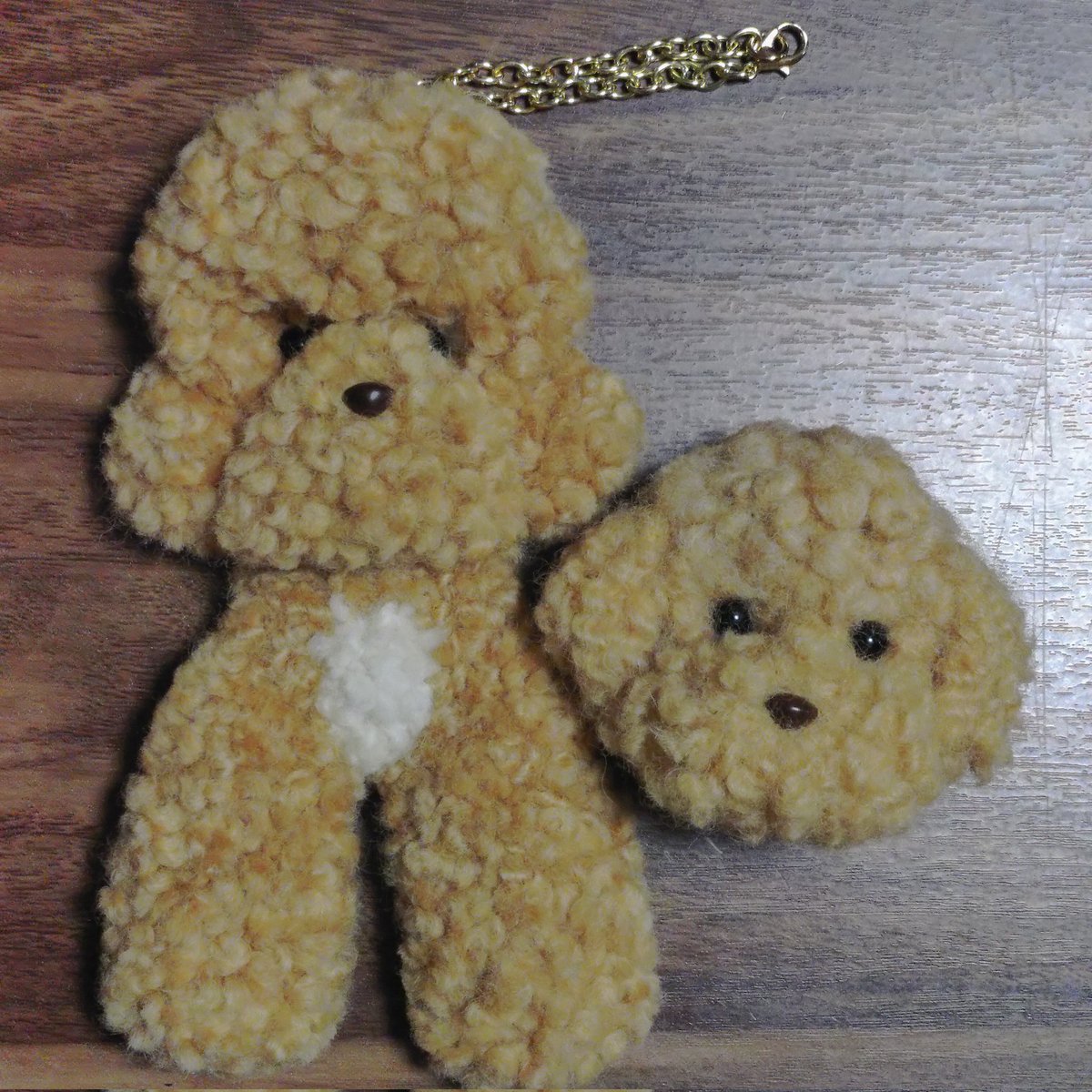 髭犬おばさんが作ったプードルさん🐩

プードれてますかね？🥸

#パンチニードル
#羊毛フェルト
#プードル