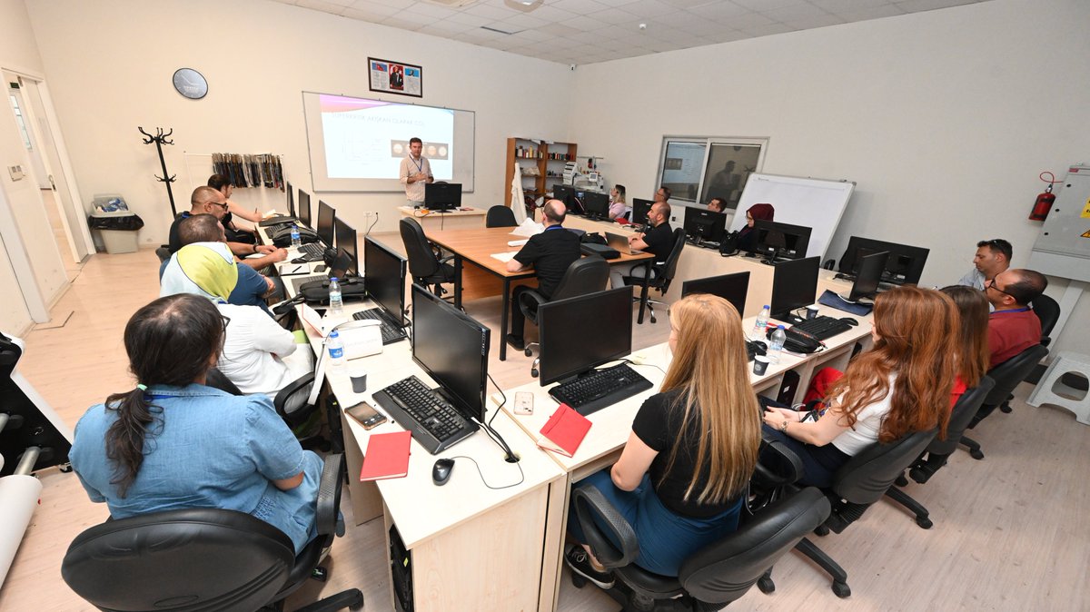 Denizli Teknik Tekstil Merkezimizde (DTTM) yurt genelinden şehrimize gelen akademisyenlerimize ve firmalarımızın yetkililerine uygulamalı eğitimler verdiğimiz Tekstilde Teknik Uygulamalar Çalıştayı'mızı yapıyoruz. Hayırlı ve uğurlu olsun.