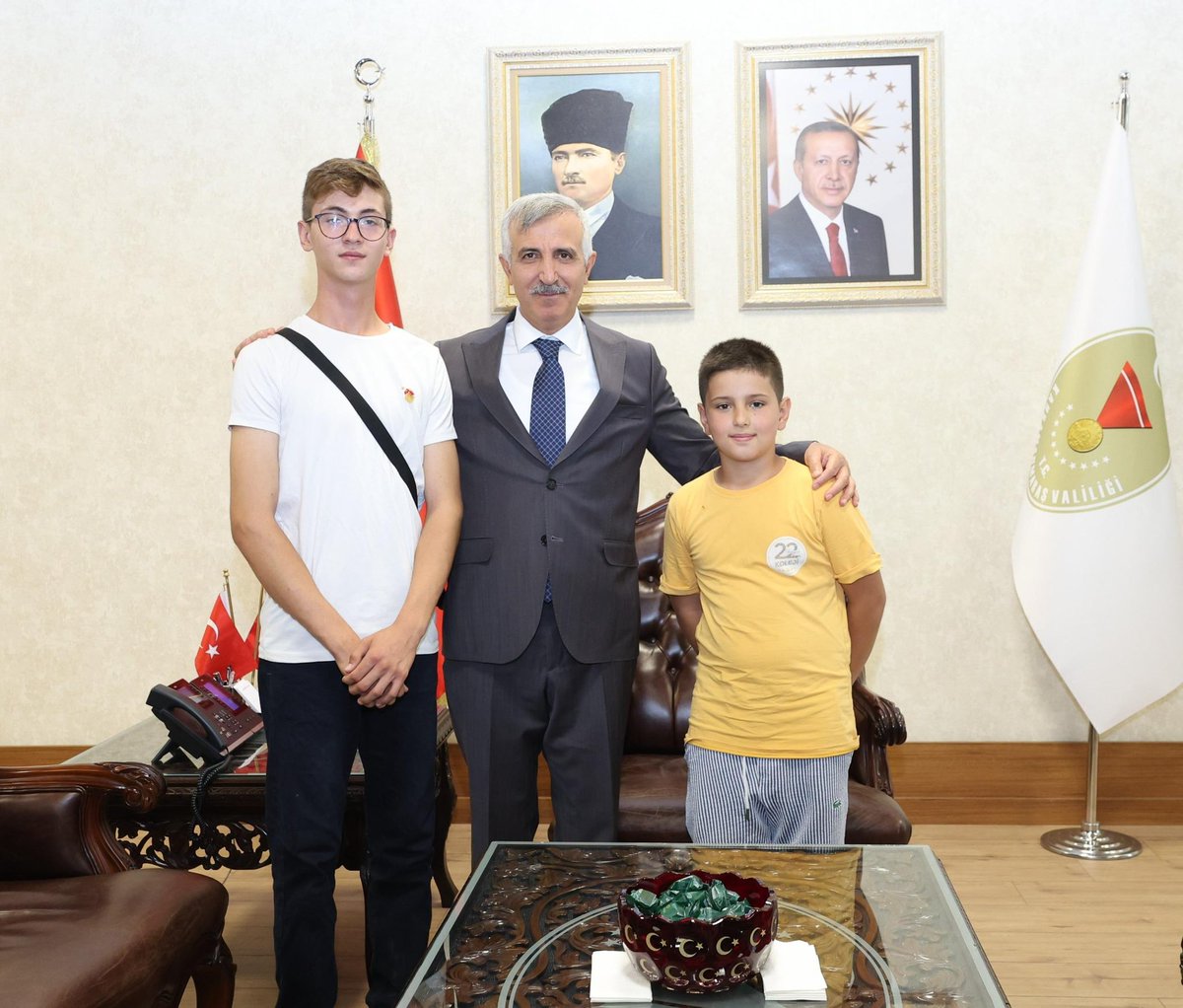 Valimiz Mükerrem Ünlüer, Endonezya’da düzenlenen Dünya Atlı Okçuluk Çocuklar Şampiyonası’nda dünya ikincisi olan Yıldız Milli Takım sporcusu Musab İsmail Şahanoğlu’nu makamında kabul etti. 🏹🏇🥈

Vali Ünlüer:

💭“Azminin ve inancının karşılığını madalyayla aldın. Şehrimize büyük