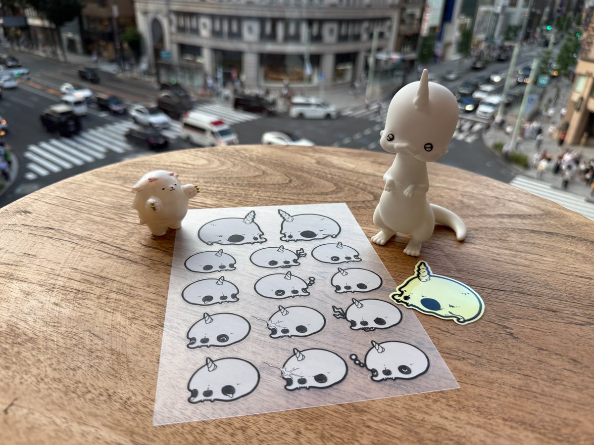 金型から産まれたてほやほやの、イッカクカワウソソフビの素体に、うしじまいい肉が目だけ描いたものです♪
既にかわいい！
クラファンでは完全塗装済みのイッカクカワウソをクラファン限定価格で2000円お得に入手できるよ！めーちゃんといっしょさん描き下ろしのイッカクカワウソスカルシール付き♪