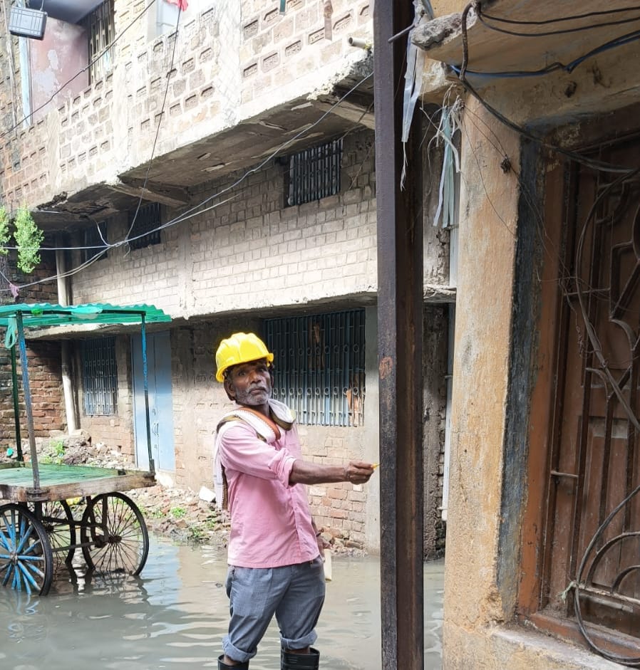 PESU (E) सर्किल के अंतर्गत जलजमाव वाले क्षेत्रों यथा कंकड़बाग, पटना सिटी, राजेंद्र नगर, गुलजारबाग, बांकीपुर और रामकृष्ण नगर डिवीजन में उपभोक्ताओं की सुरक्षा सुनिश्चित करने हेतु हमारे कर्मियों द्वारा सभी लोहे के खंभों में करंट की जांच की गई।
<a href="/IPRDBihar/">IPRD Bihar</a> 
<a href="/manojksingh_IAS/">Manoj Kumar Singh</a>