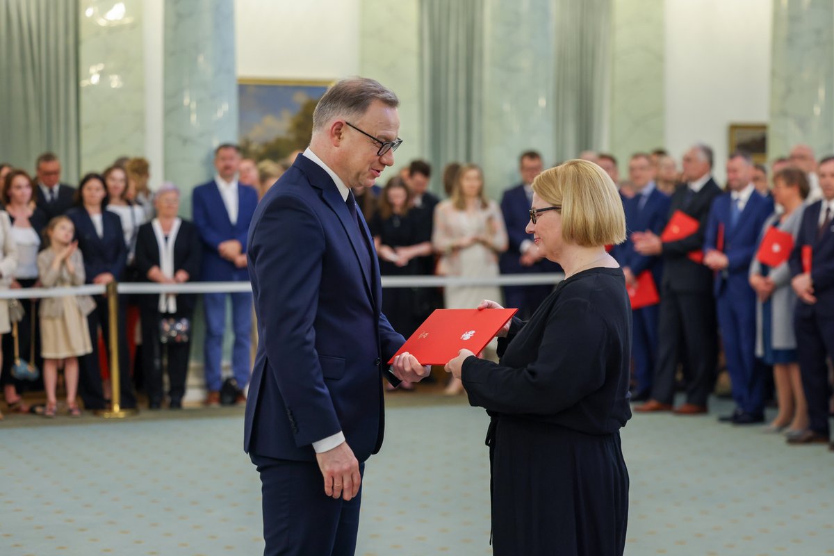 😍 Pani profesor Annie Piotrowskiej z Instytutu Muzykologii <a href="/JagiellonskiUni/">Uniwersytet Jagielloński</a> gratulowaliśmy już nominacji profesorskiej, ale nie sposób nie udostępnić zdjęcia, na którym utrwalono tę podniosłą chwilę w Pałacu Prezydenckim :)