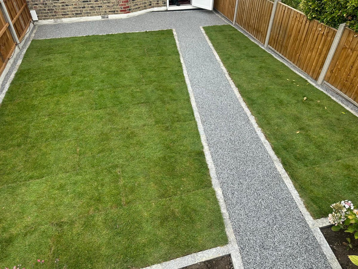 👉 Our client contacted us to refresh the front garden in Croydon, seeking a more defined and user-friendly layout.✅Our aim was to create a clean, attractive pathway that connected the garden spaces, while also revitalising the lawn area.☎️ 0208 485 7638 #crownpaving #surrey