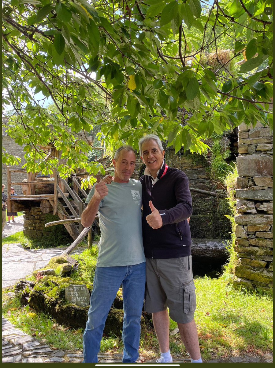 Creo que he viajado mucho por el mundo….
Pero he descubierto una maravilla en Asturias.
Una aldea digna de visitar….donde nos enseñan cómo vivían nuestros antepasados.
Luis es el alma.
OS TEIXOIS  es la Aldea…cerquita de Taramundi