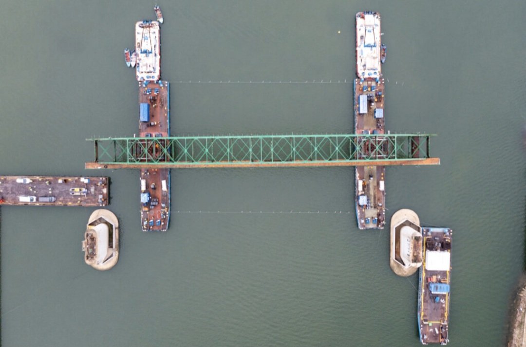 Beogradom upravljaju oni koji ga iz dubine duse mrze I vide samo kao svoj plen koji treba rasparcati...

Nadam se da ce ovaj potresni prizor ubistva mosta sluziti kao nauk Beogradjanima da ubuduce moramo u vecem broju braniti NAS grad...

Poslednji pozdrav Starom savskom mostu!