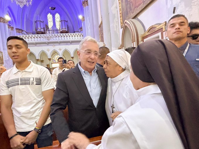 Considera usted que en Colombia el lenguaje ultraviolento y la religión suelen ser utilizados como estrategia para manipular a algunos ciudadanos y obtener votos ?