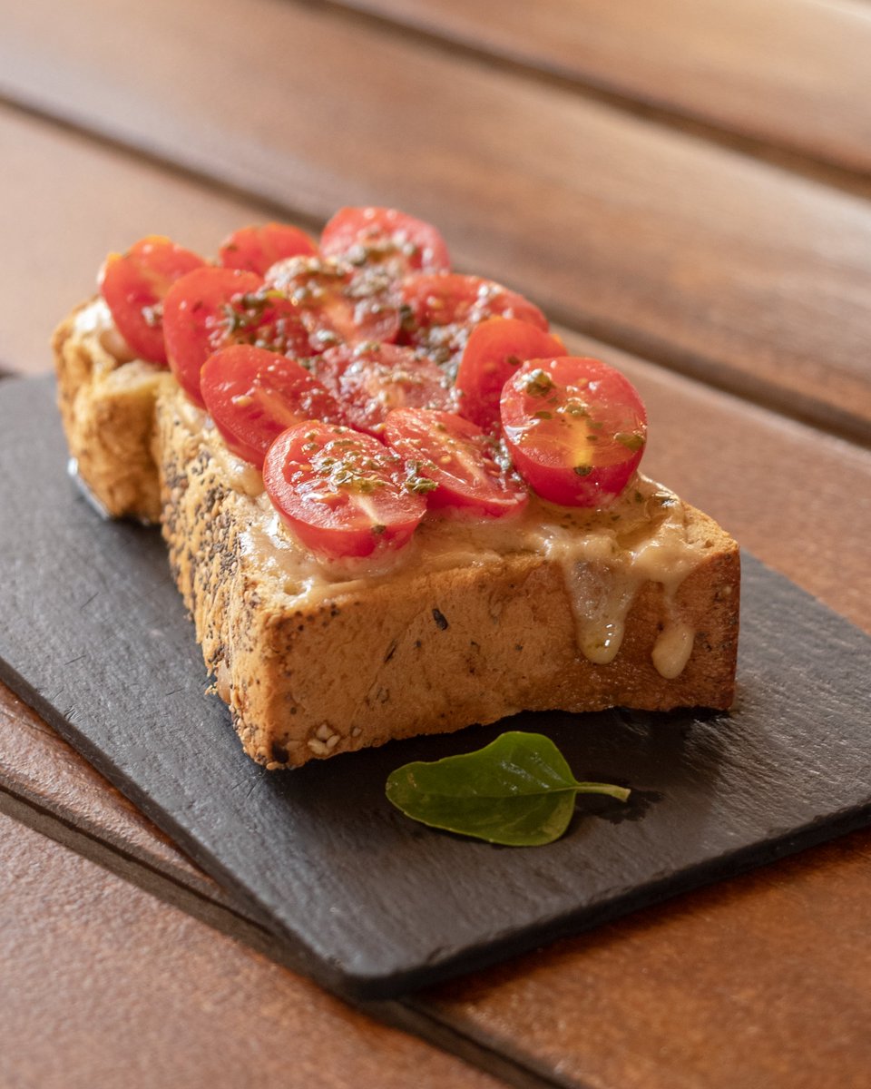 🍽 Aquest dissabte vine a Riudarenes a sopar i gaudir de la nostra cultura!

✨ La bona gent d'El Rebost de Can Moragues ens han preparat un tast gastronòmic i sopar exquisits que inclouran:
- Sopa de meló especiada
- Hummus especial Eixida amb crudités (només amb el sopar