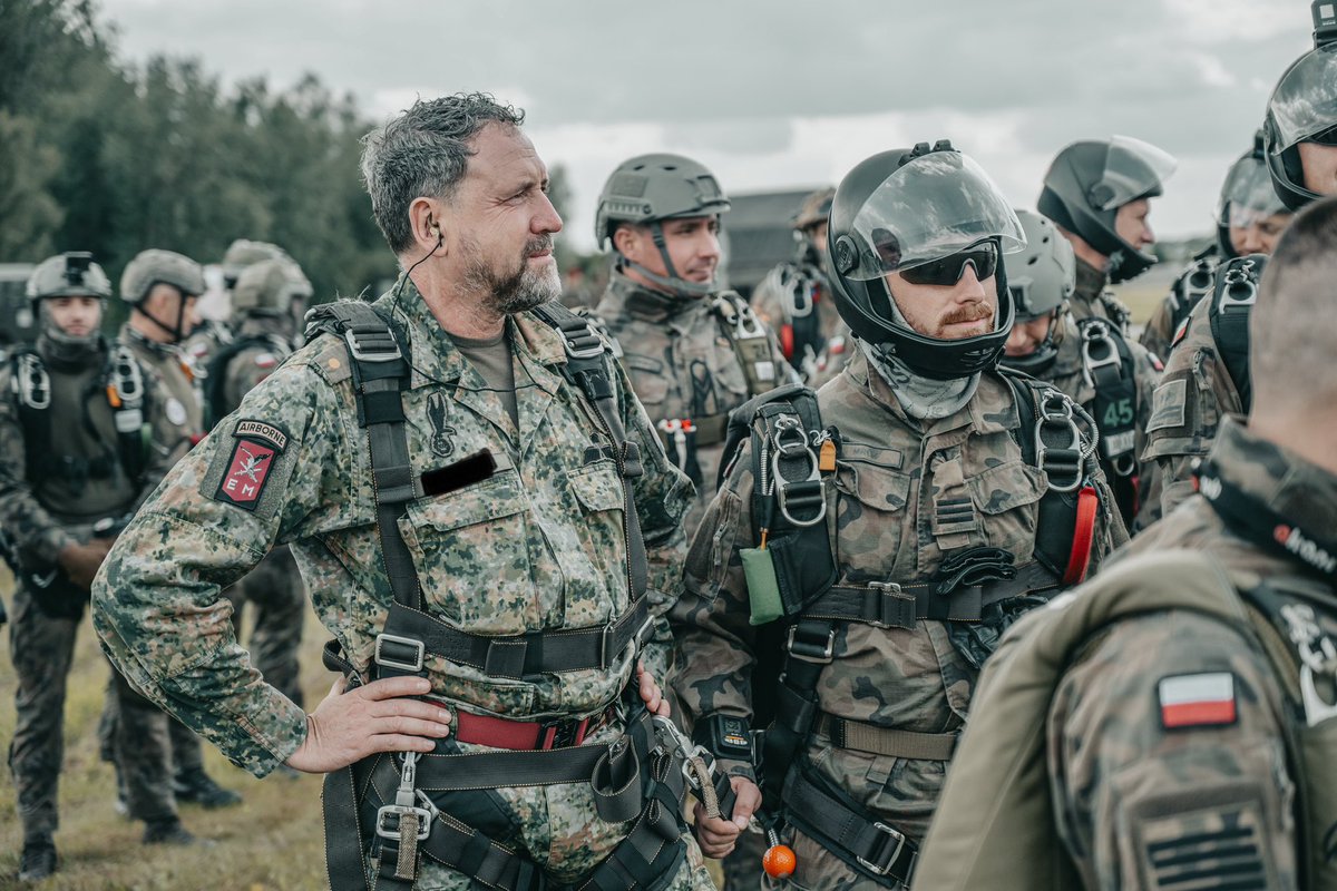 _6BPD_'s tweet image. ◾️Podczas trwającego „Jump Week 25" Spadochroniarze #6BPD wraz z sojusznikami  przećwiczyli  desantowanie z pokładu C-295M na Pustynię Błędowską z wysokości 400 i 4000 metrów. 
Skoki poprzedziło szkolenie podczas którego przećwiczono obowiązujące procedury.