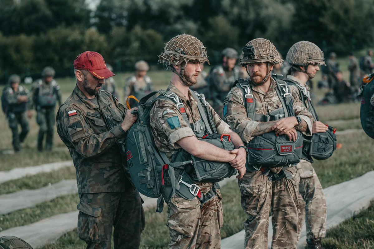 _6BPD_'s tweet image. ◾️Podczas trwającego „Jump Week 25" Spadochroniarze #6BPD wraz z sojusznikami  przećwiczyli  desantowanie z pokładu C-295M na Pustynię Błędowską z wysokości 400 i 4000 metrów. 
Skoki poprzedziło szkolenie podczas którego przećwiczono obowiązujące procedury.