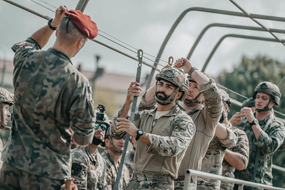 _6BPD_'s tweet image. ◾️Podczas trwającego „Jump Week 25" Spadochroniarze #6BPD wraz z sojusznikami  przećwiczyli  desantowanie z pokładu C-295M na Pustynię Błędowską z wysokości 400 i 4000 metrów. 
Skoki poprzedziło szkolenie podczas którego przećwiczono obowiązujące procedury.