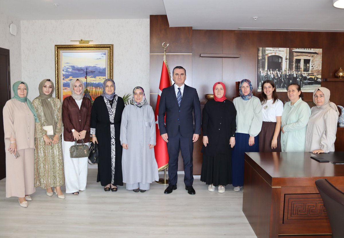 AK Parti Genel Merkez Kadın Kolları MKYK Üyesi Şaduman Şeker, AK Parti Pendik İlçe Kadın Kolları Başkanı Zahide Fındık ve yönetimi, Kaymakamımız Mehmet Yıldız’a ziyarette bulundular.