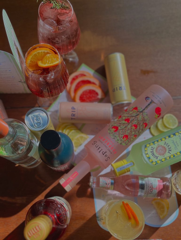 Midweek made better with a pop of citrus and a pour of sunshine 🌞🍊🍋 

#youngspubs #summerspritz #citypub #publife #cityoflondon #paternostersquare