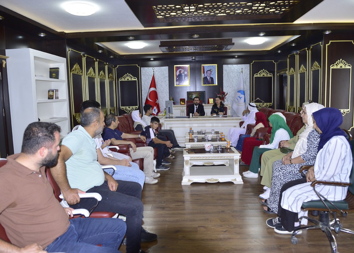 Ceylanpınar Belediyesi’nden YKS Birincilerine Ödül

Ceylanpınar Belediyesi, 2025 Yükseköğretim Kurumları Sınavı’nda (YKS) ilçede dereceye giren öğrencileri ödüllendirdi.

Başarılı öğrencilerin motivasyonunu artırmak ve başarılarını takdir etmek amacıyla düzenlenen törende,