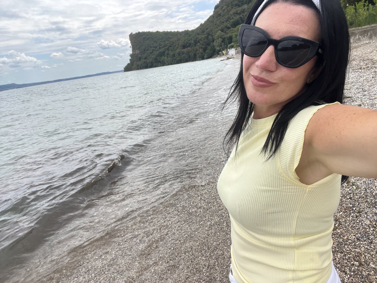 Sararunning's tweet image. Cielo terso e questa spiaggetta💙 #gardalake #beautifulview