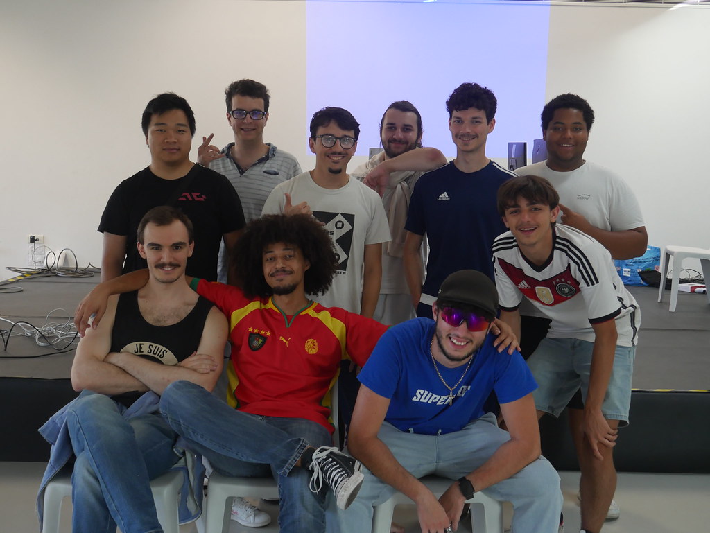 ET ENFIN, MERCI À TOUTE L’ÉQUIPE DE L’ASSO 🤝

Merci à Esport Club 40, sans qui ce tournoi n’aurait pas pu voir le jour et pour l’idée géniale de la " Pyjama Party " , qui a conquis tout le monde !

Du président au trésorier, des adhérents aux bénévoles :
Merci pour votre aide