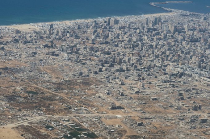 Ein flüchtiger Blick auf die Verwüstung: Trotz israelischem Verbot, Bilder vom Abwurf von Hilfsgütern zu machen, zeigt eine aktuelle Luftaufnahme von Reuters das Ausmaß der Zerstörung in Gaza-City - ein Bild, das ahnen lässt, was am Boden geschieht und was niemand sehen soll.