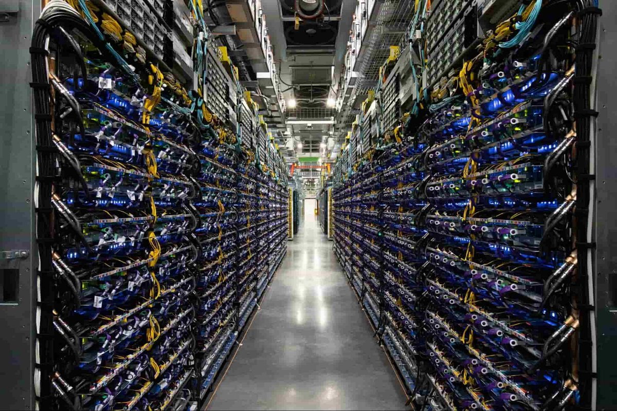 Was ist eine TPU? Google Cloud TPUs sind spezialisierte KI-Beschleuniger – optimiert für Training &amp; Inferenz. Ideal für Agenten, Code, Medien, Sprache, Vision &amp; Empfehlungen. Swipe, um die fortlaufende Transformation der Google Cloud TPUs zu entdecken!